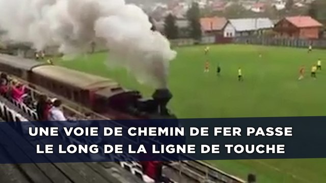 Une voie de chemin de fer passe le long de la ligne de touche