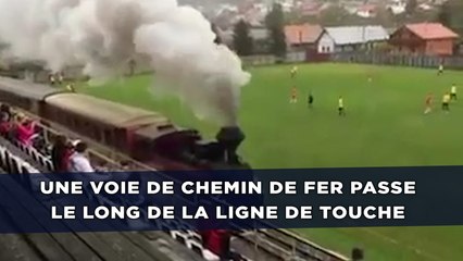 Une voie de chemin de fer passe le long de la ligne de touche