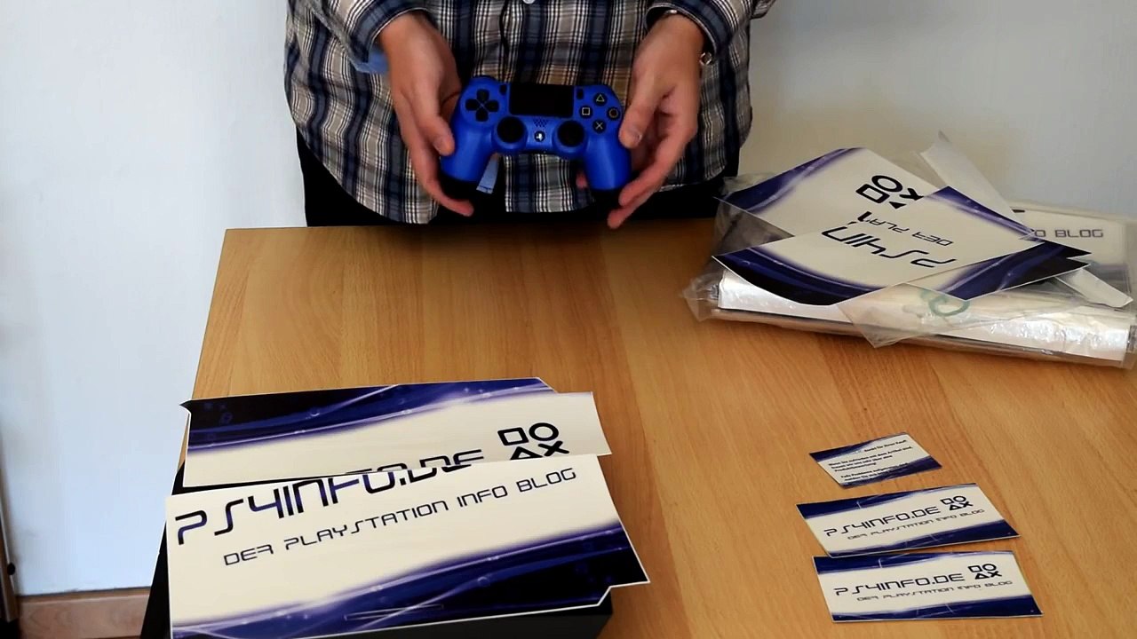 Die PlayStation 4 Designfolie PS4INFO ist DA