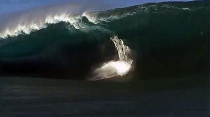 Onda anomala travolge surfer: vivo per miracolo!