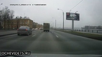 На Октябрьской набережной легковушка врезалась в столб