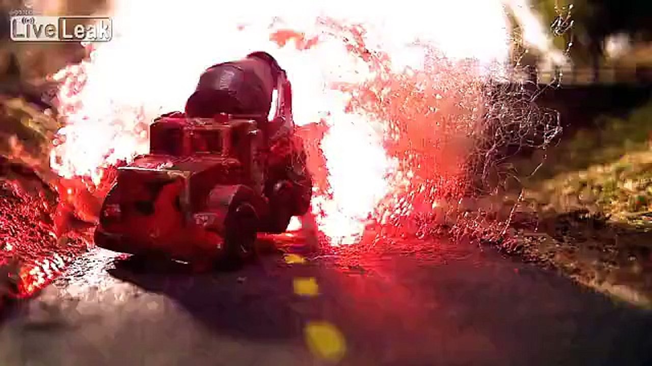 LiveLeak.com - stop-motion battle chase