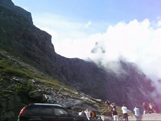 Base jumping Trollstigen Norway Bispen-vlMoVgUYJTg