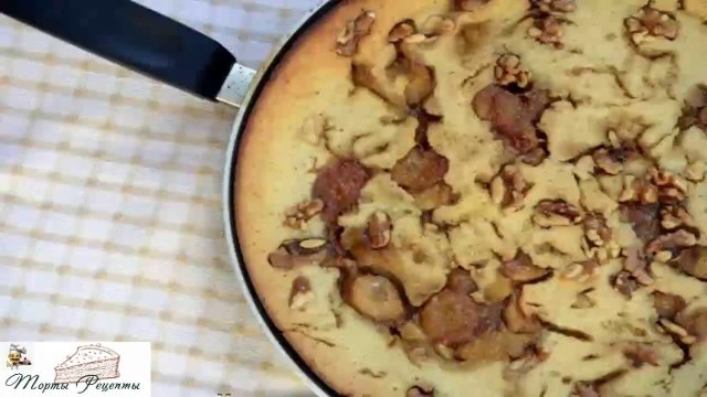 Банановый пирог с шоколадом и орехами