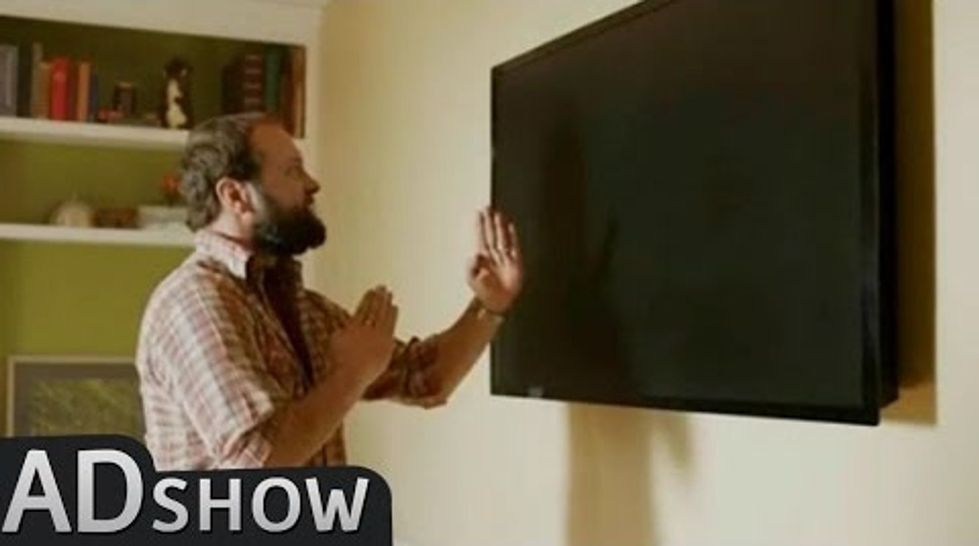 Epic fail: Brand new TV falls off the wall! - Vidéo Dailymotion