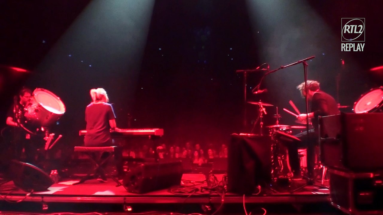 Cats on Trees chante "Love Song" à la soirée des 20 ans de RTL2, à l'Olympia