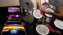 Un gamer joue à Rockband sur sa batterie électronique et envoie du lourd! Batteur énorme!