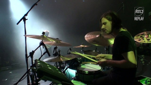 Selah Sue chante Alone à la soirée des 20 ans de RTL2, à l'Olympia