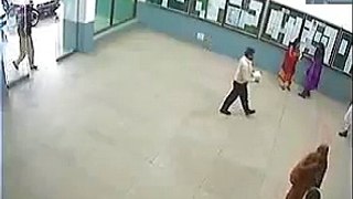 Troubles with an automatic door in Pakistan-videosmunch