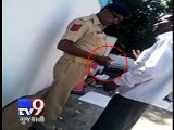 Police constable caught on camera while taking bribe, Valsad - Tv9 Gujarati