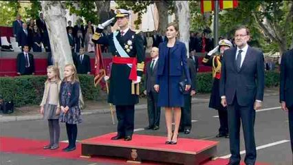 Los Reyes, con sus hijas, presiden el desfile de la Fiesta Nacional