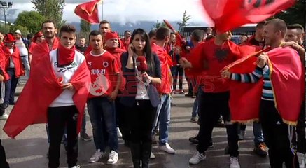 Tifozët po presin herojtë në aeroport "O sa mirë me qenë shqiptarë"  - Ora News