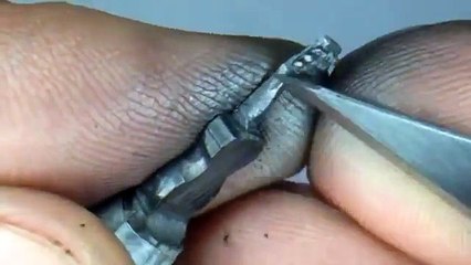 Artist Carves Guitar on the Tip of Pencil