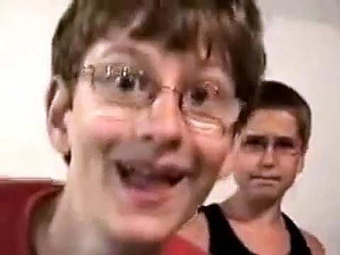 2 Dumbs. A que no puedes ver esto sin reirte. Dos tontos muy tontos.