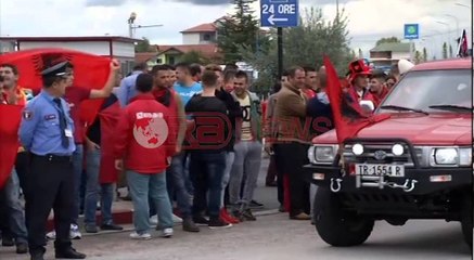 Moti i keq shtyn me dy orë mbërritjen e heronjve në Tiranë - Ora News