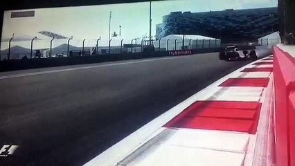 Carlos Sainz, schianto pauroso contro le barriere nel Gp di Russia