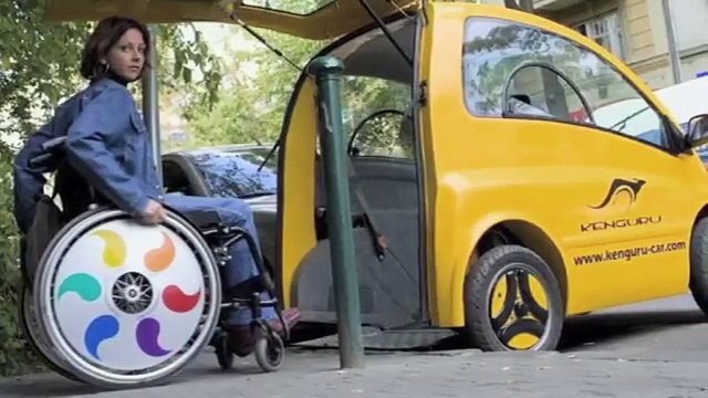 Sembra una normale auto, ma guardate quando scende...