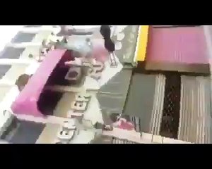 طرح فوتينڨ بين مواطن تونسي و قوات البوليس مع ما تيسر من الكلام اللطيف