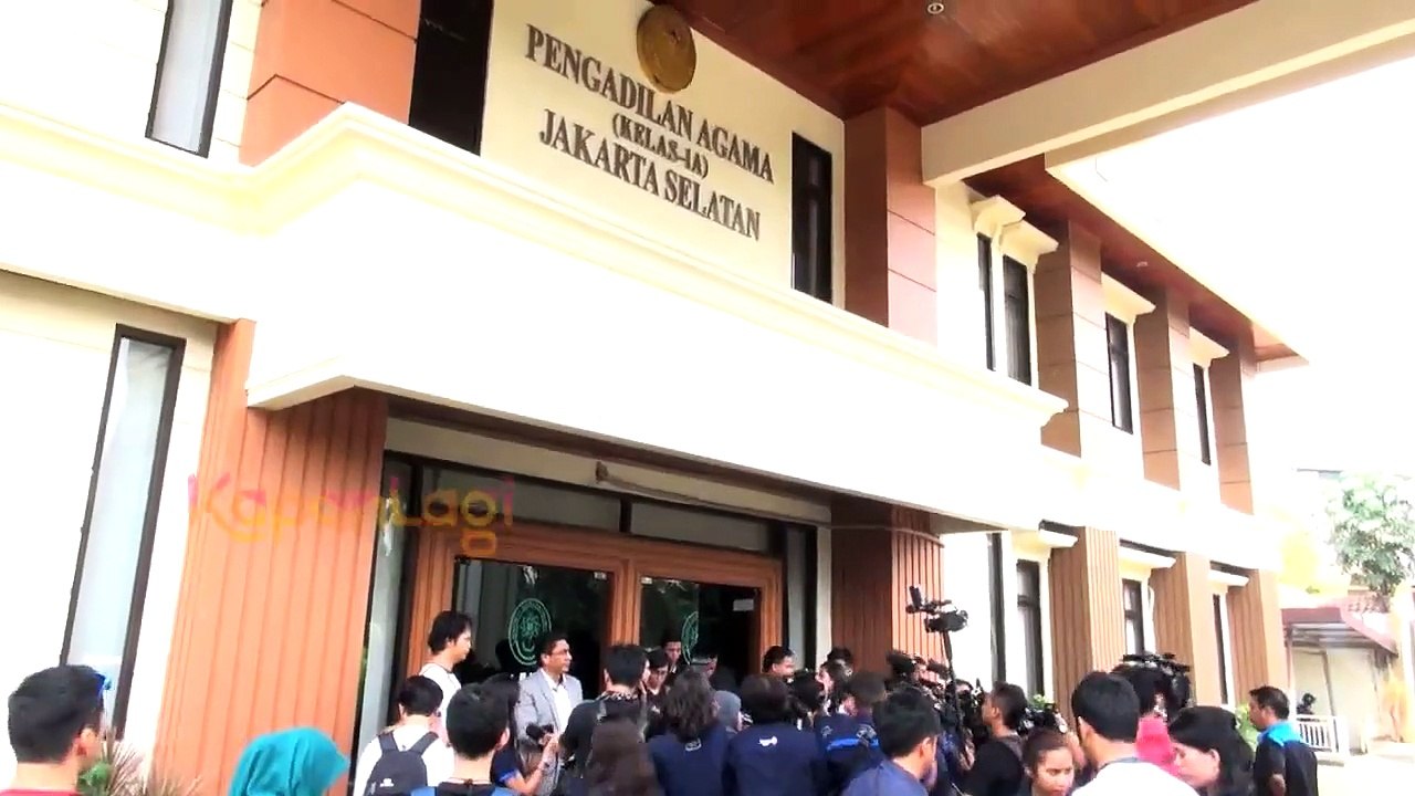 Denada Tertekan Batin Selama Proses Perceraian