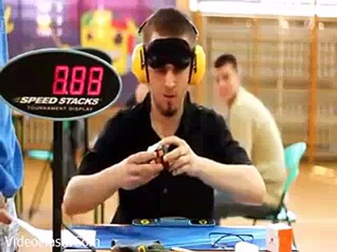 Amazing Guy Solves Rubiks Cube Puzzle In 40 Seconds - Wo Bhi Aankhon Pe Patti Lagake