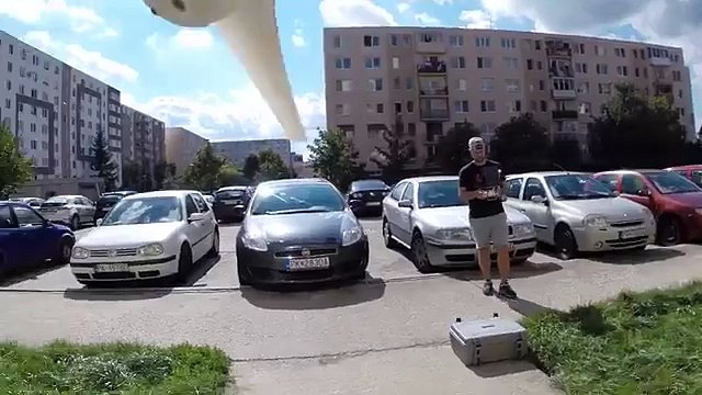 Manda un drone per riprendere una ragazza che prende il sole sulla terrazza del palazzo, lei reagisce così!
