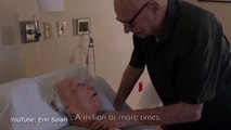 La moglie 92enne sta morendo: il marito le canta la loro canzone