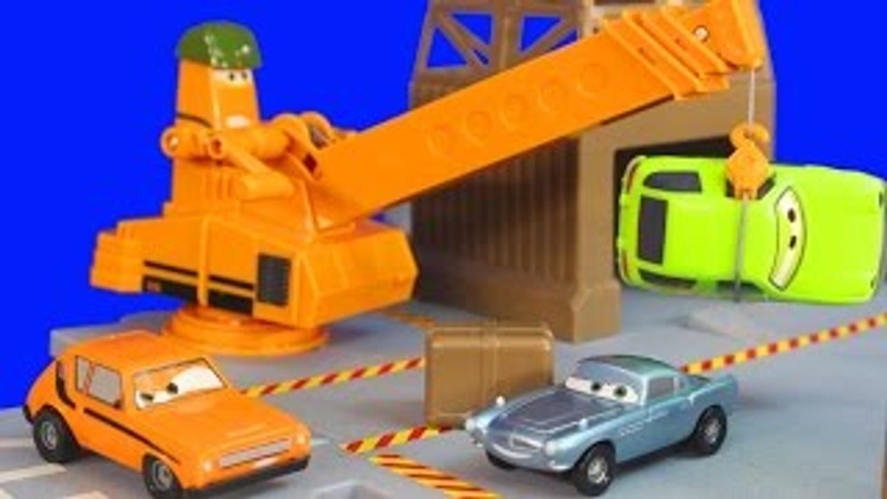 Disney Pixar Cars 2 Oil Rig Keycharger Playset with Lightning McQueen Lemon Finn Mcmissile