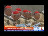 Papa Francisco vuelve a criticar a los curas 