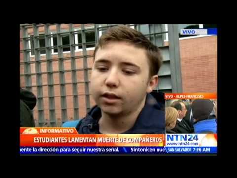 Integrantes de una escuela en España lloran la muerte de 16 compañeros en el accidente del vuelo