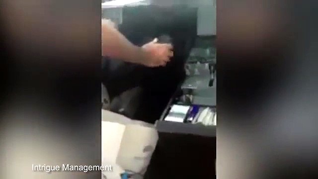 Pilota d'aereo invita ex pornostar in cabina: lei registra tutto!