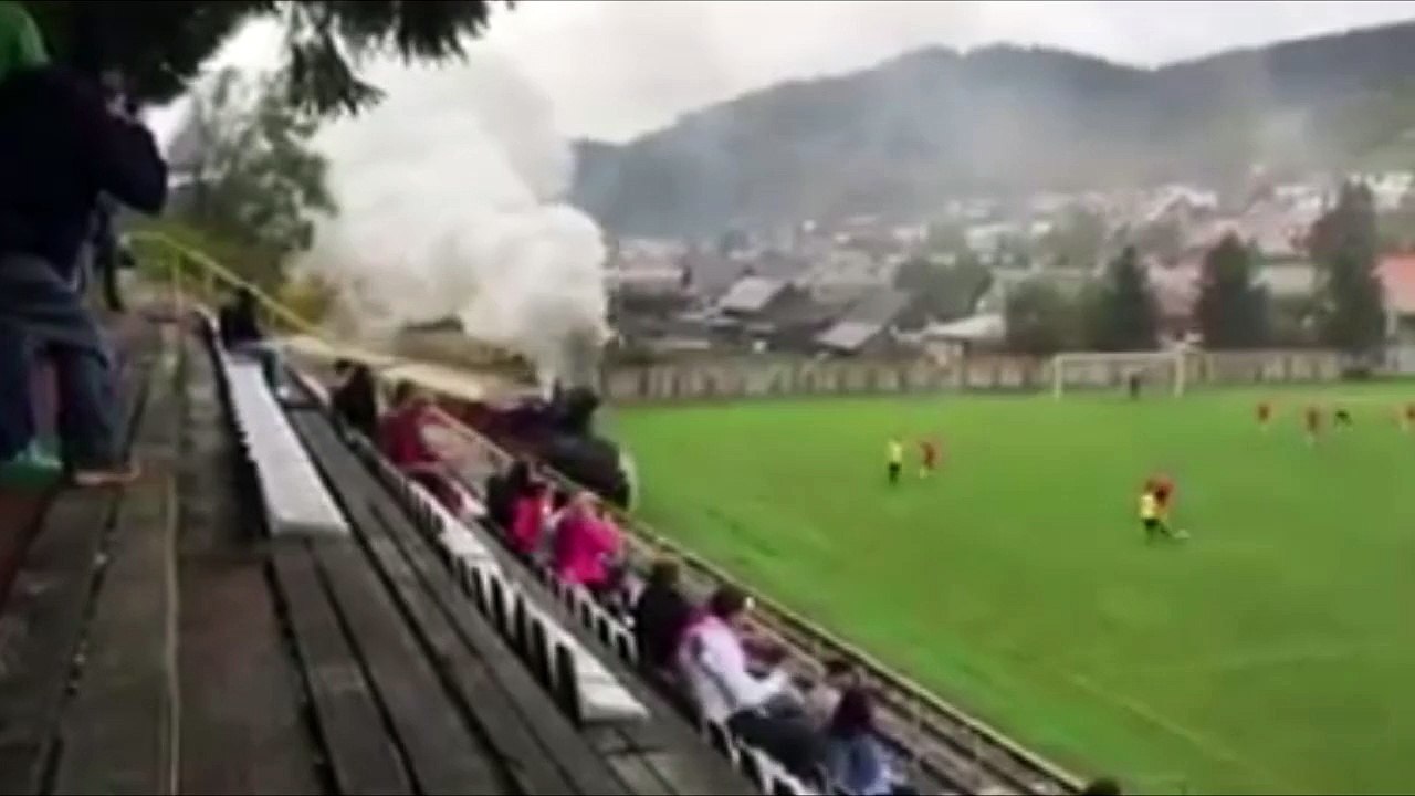 Insolite : un train passe en plein milieu d'un...