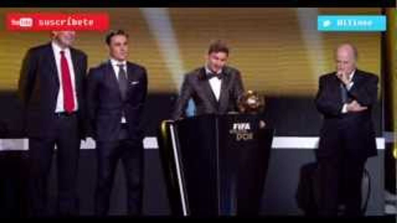 Messi escupe a Cristiano Ronaldo en la gala del FIFA Balón de Oro 2013