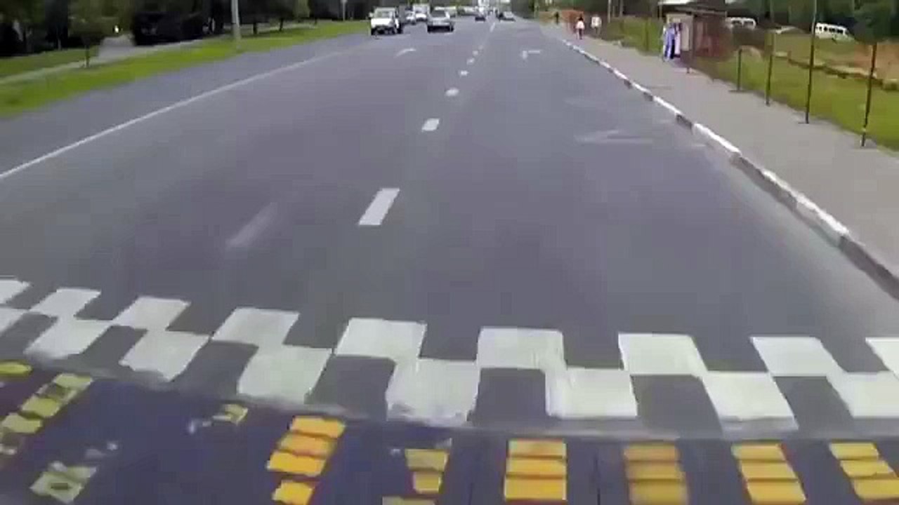 La gonna della ragazza in bici s'impiglia nella recinzione, il risultato è... hot!