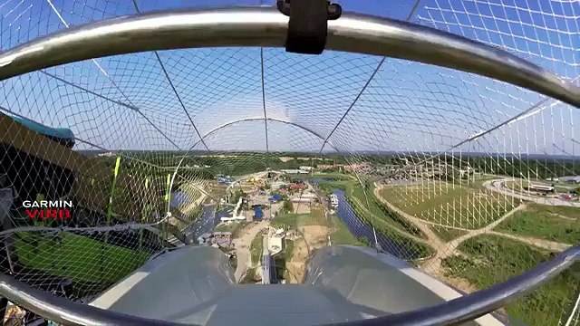 Si lanciano giù dallo scivolo più alto del mondo, la discesa vi farà venire i brividi!