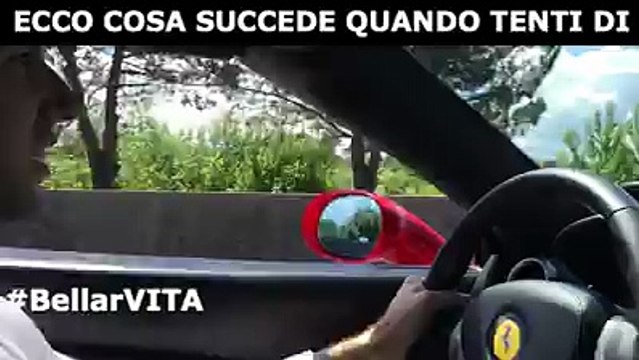 Ecco cosa succede quando tenti di superare una Ferrari con un'utilitaria...
