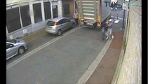 Deux hommes veulent mettre le livreur dans le coffre pour voler son camion