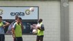 No dia das crianças, jogadores do Botafogo fazem da bola seu melhor brinquedo