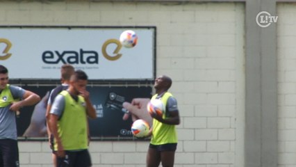 Download Video: No dia das crianças, jogadores do Botafogo fazem da bola seu melhor brinquedo