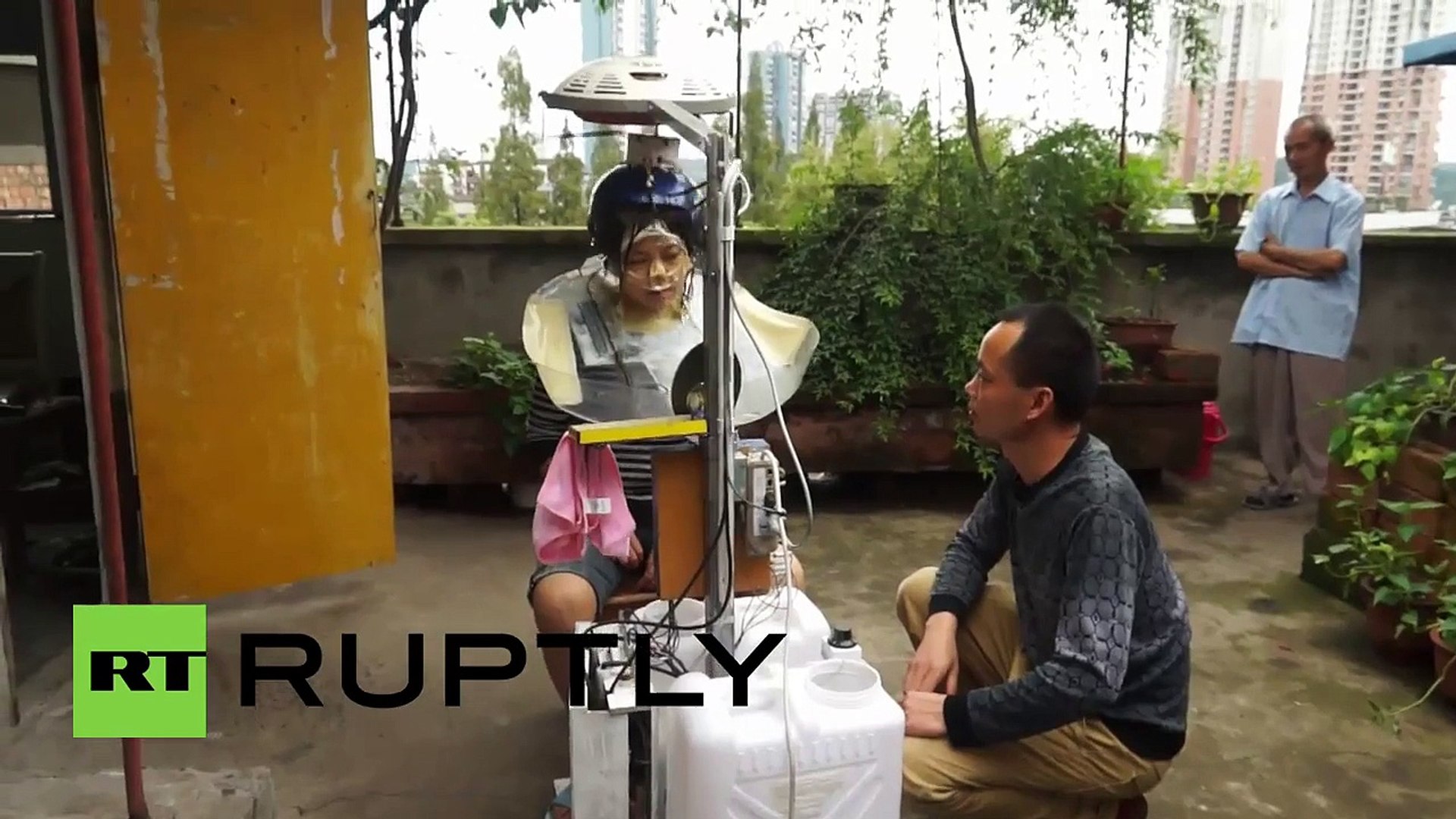 Machine qui lave les cheveux automatiquement (Chine) - Vidéo Dailymotion