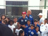 Aldo mostra talento na capoeira em evento com crianças na Maré