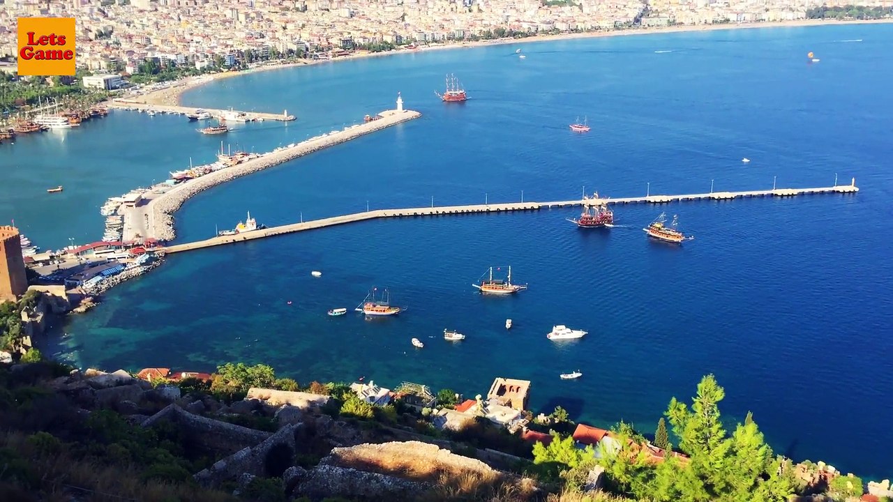 Маленький Мальчик Человек Паук Гуляет на Горе в Турции Алания