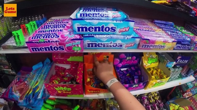 Маленький Мальчик Человек Паук Играет в Магазине