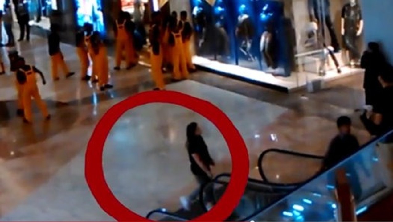 GHOST FOLLOW GIRL IN SHOPPING MALL! Mall CCTV Caught Ghost