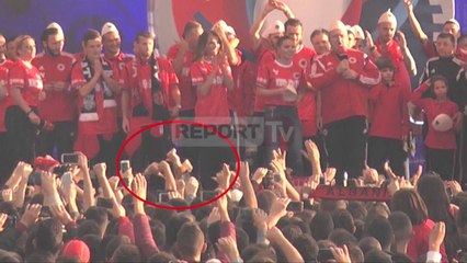 Tifozët krenarë për De Biasin…ovacione kundër Dukës