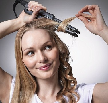 How to Curl Your Hair with a Straightener