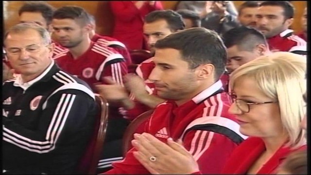 Kombëtarja kuqezi pritet nga mijëra tifozë. Rama: Do t’ju gdhendim emrat në stadiumin kombëtar