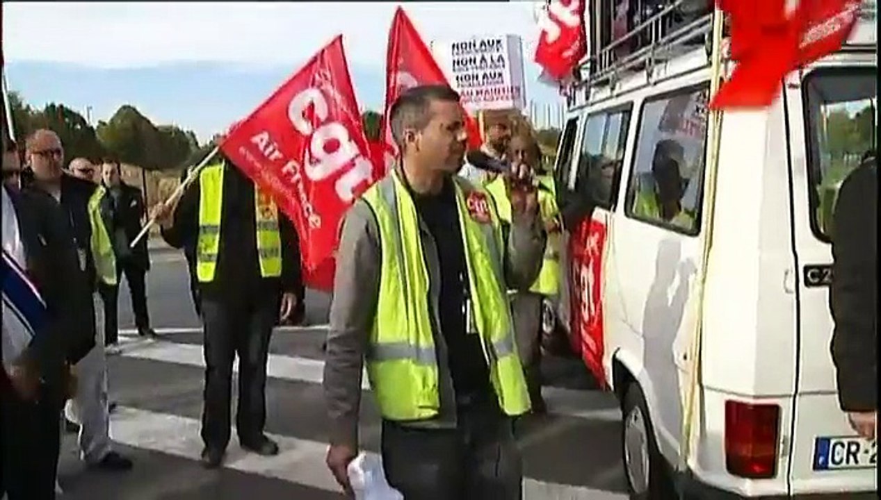 Des salariés d'Air France se rassemblent pour dénoncer la "criminalisation" du personnel
