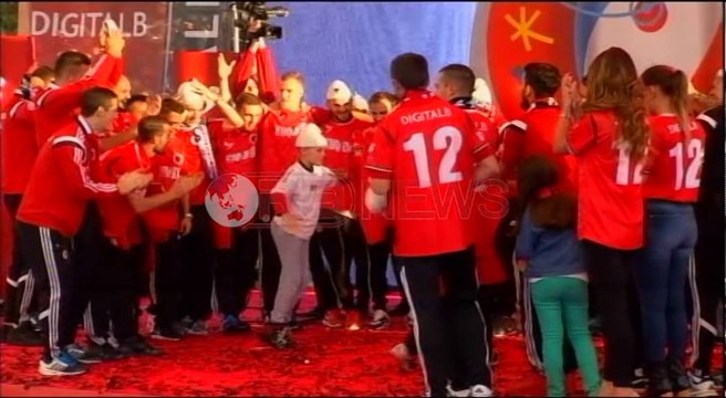 Lojtarët e kombëtares hedhin valle në skenë në sheshin Nënë Tereza - Ora News- Lajmi i fundit-
