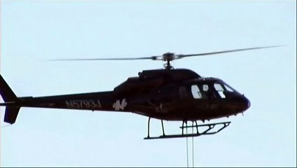 Elle réalise des acrobaties suspendue depuis un hélicoptère