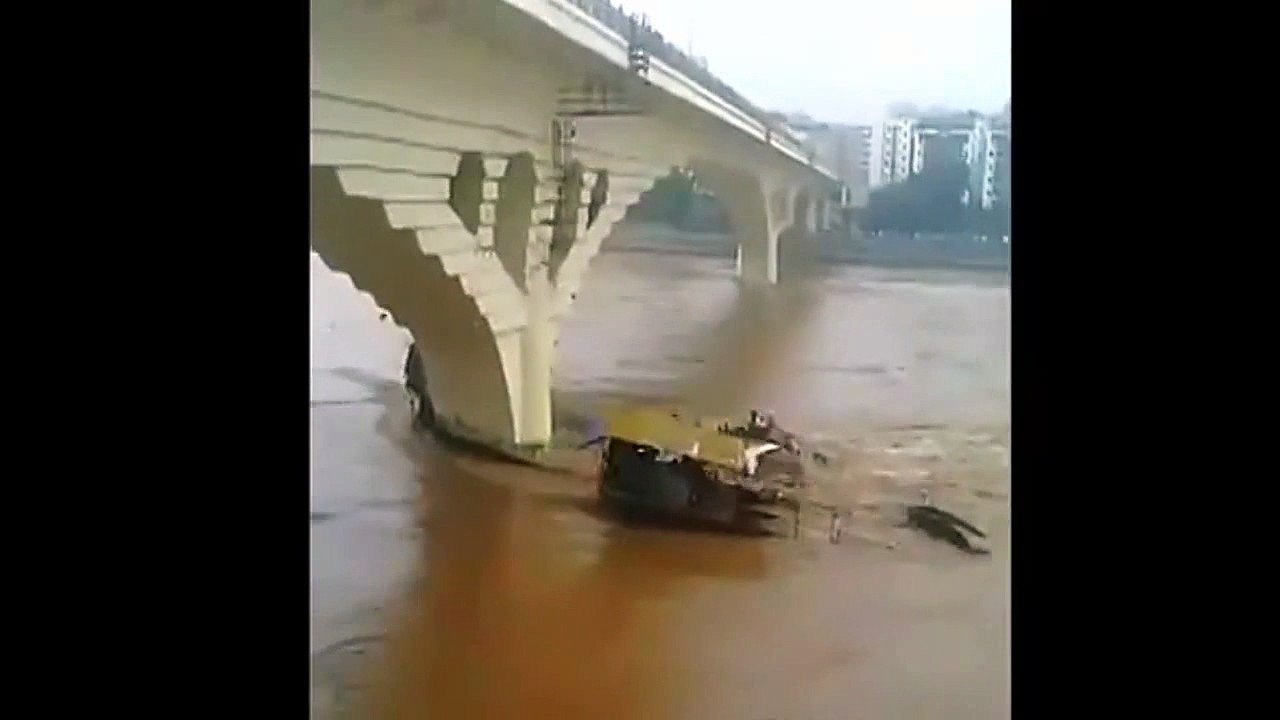 2 fishing boats hit bridge pier, sink in Fu River_ 2 bateaux de pêche chavirés, 6 pêcheurs sauvés